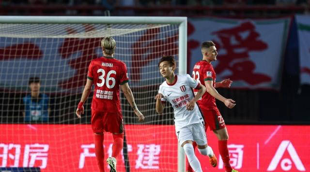 爱游戏网站-中超背景赛事引发广泛关注,球员实力逐渐脱颖而出的简单介绍