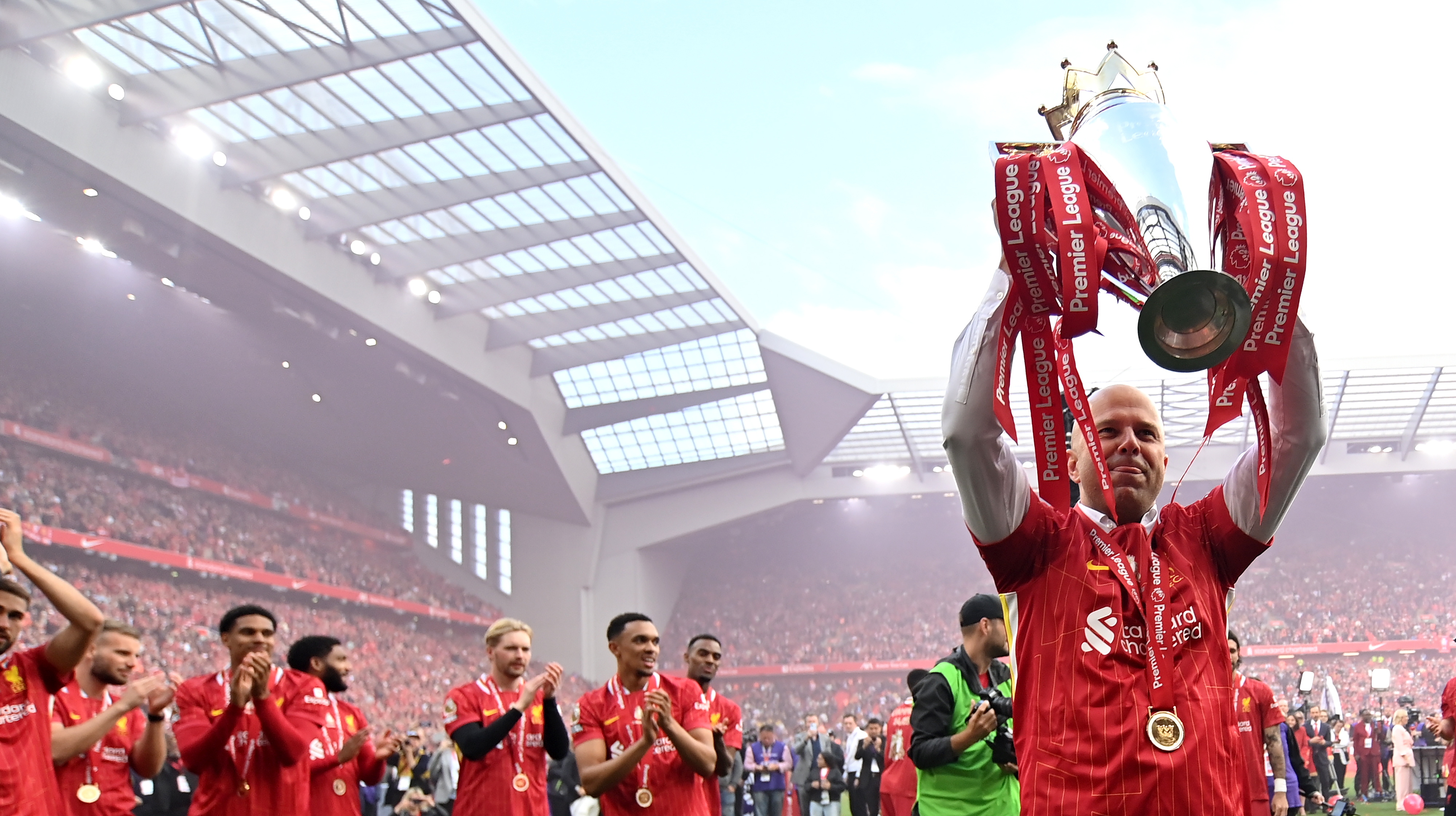 爱游戏亚洲官网-利物浦队集体发挥出色,战胜对手晋级