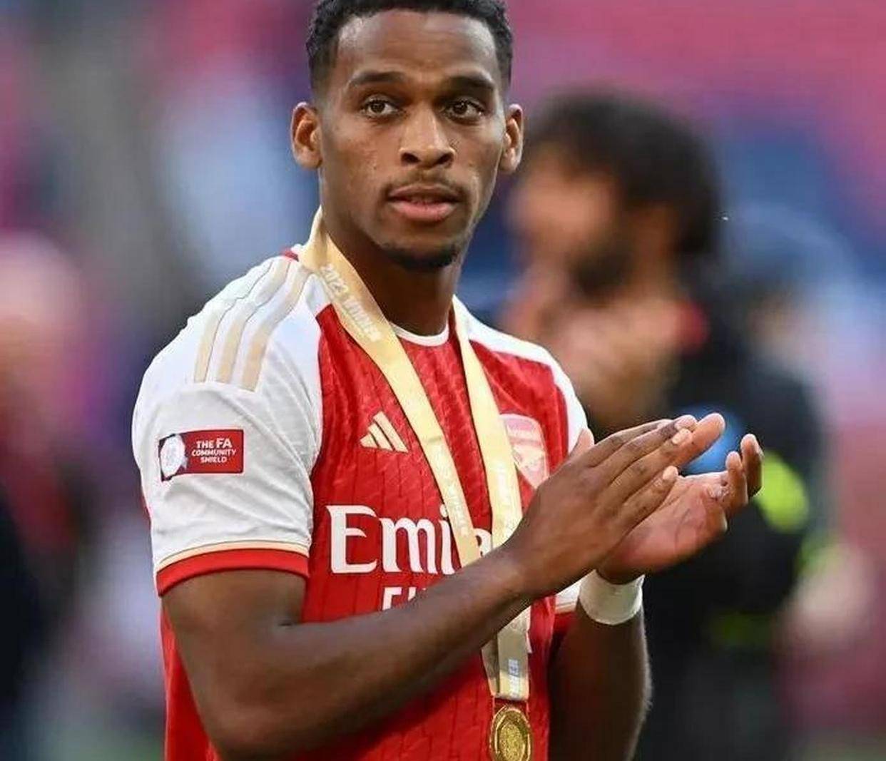 爱游戏投注-阿森纳新赛季表现持续波动,迫切需要调整阵容