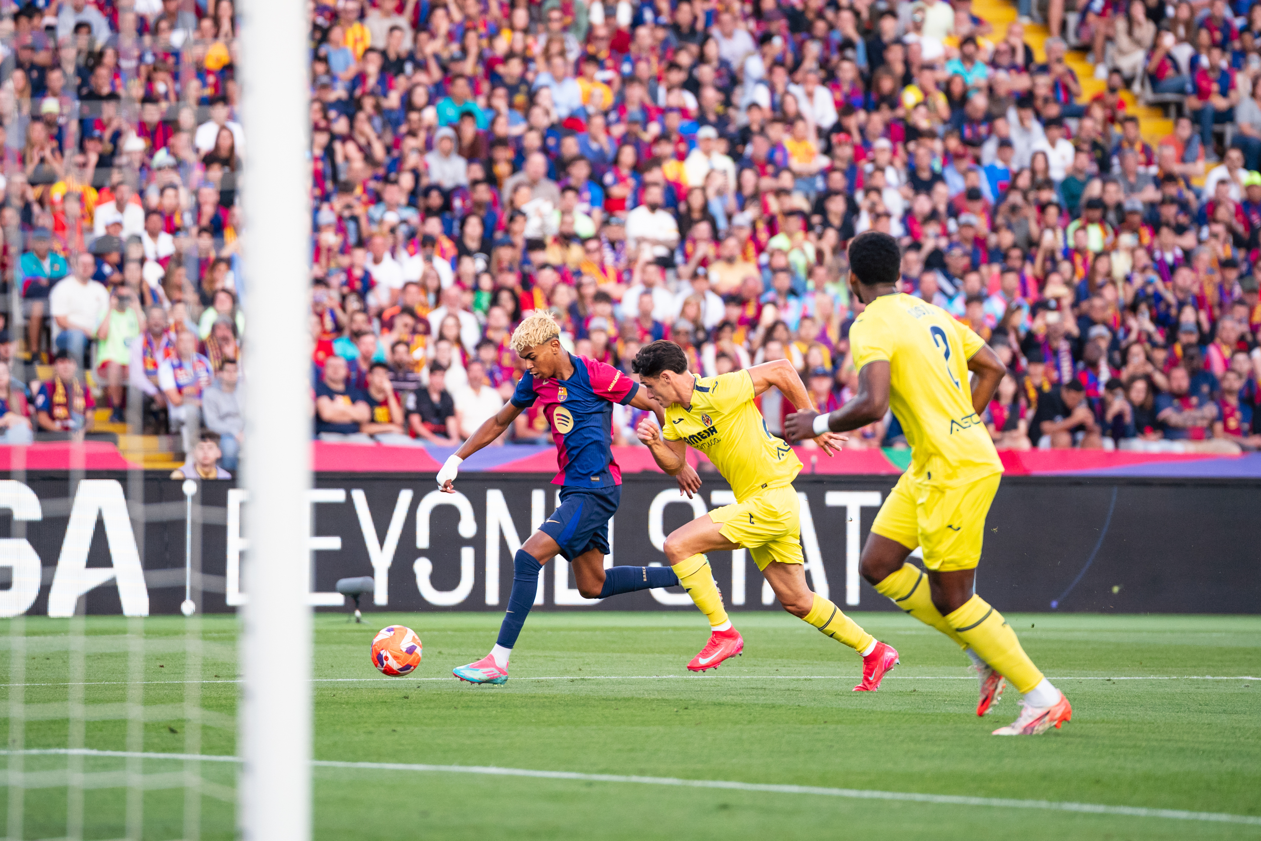 爱游戏娱乐-足球赛事盛宴:球员竞技力量角逐