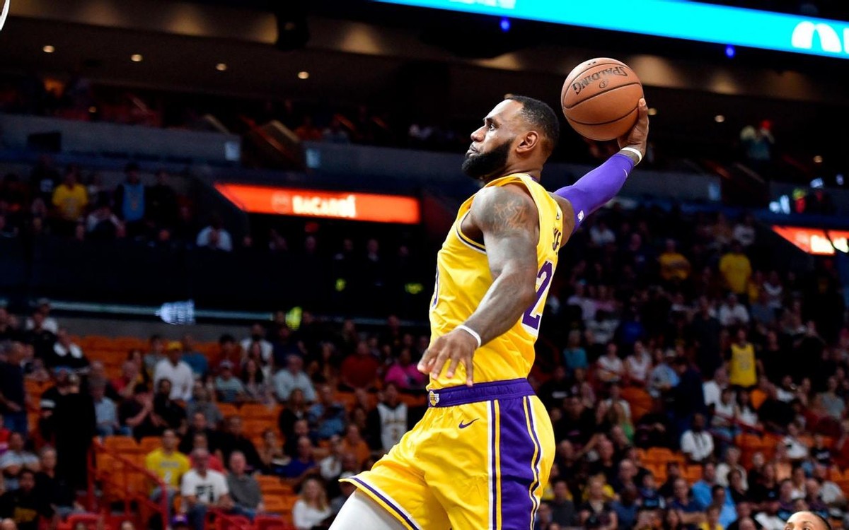 爱游戏竞技-一位球星单场表现打破多项个人记录的简单介绍