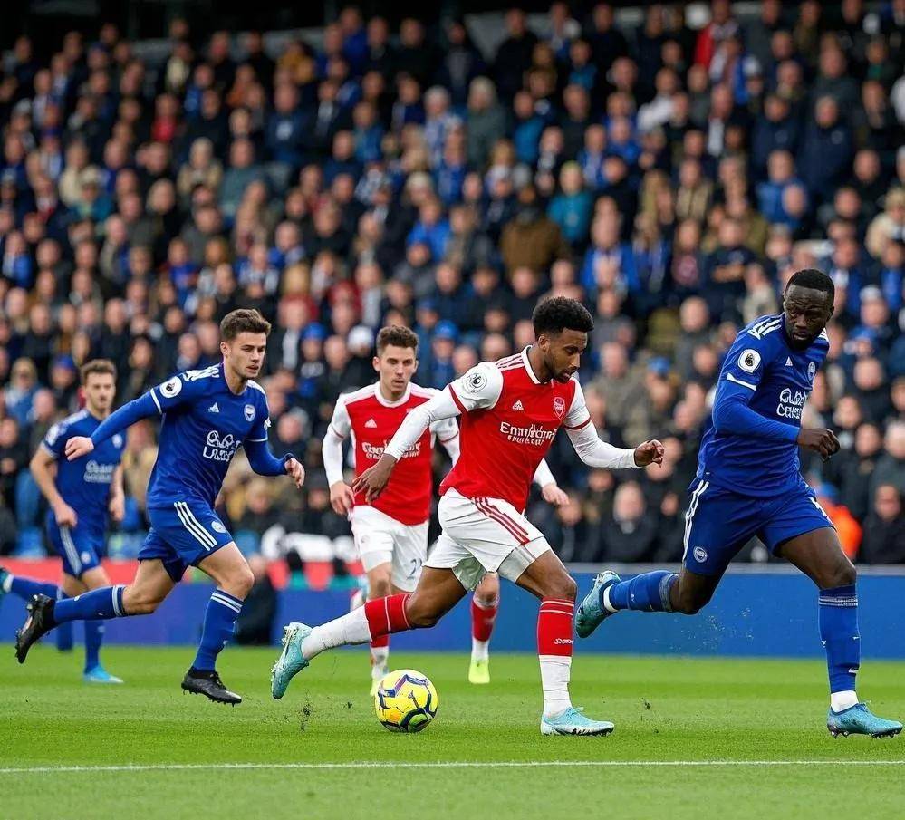 包含热烈足球对决展现激动情节,比赛让人看得尽兴的词条