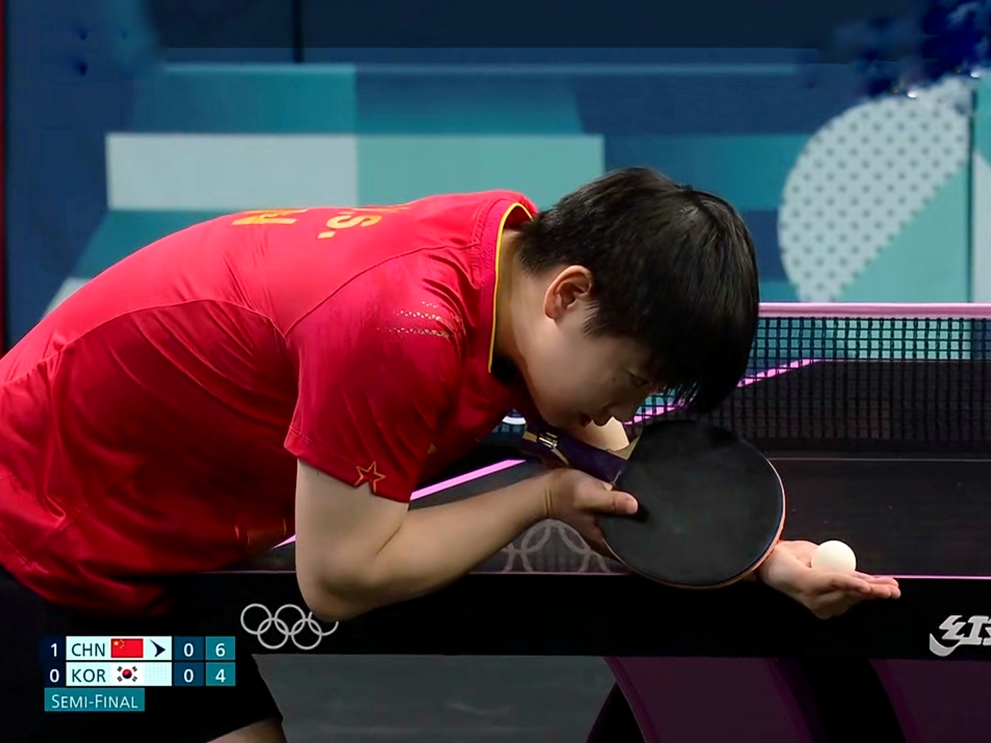 爱游戏网站入口-乒乓球比赛中选手反手抽击战胜对手