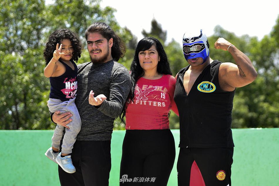 爱游戏app-墨西哥选手在摔跤比赛中力压群雄