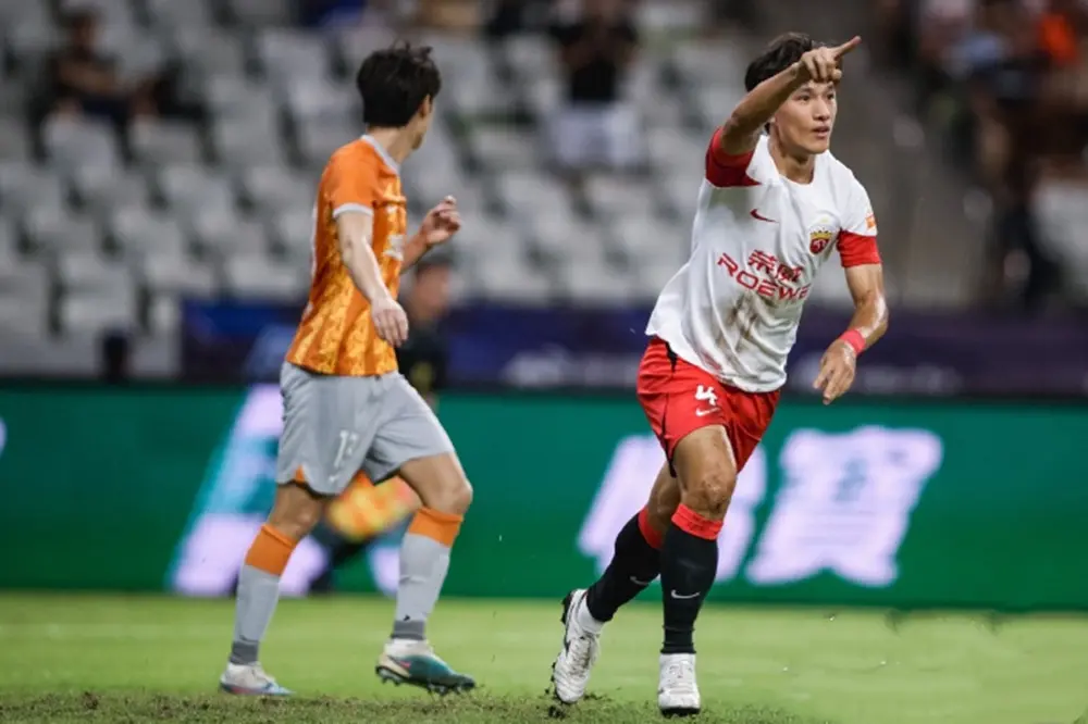 爱游戏网址-关于武磊梅开二度,上海上港大胜的信息