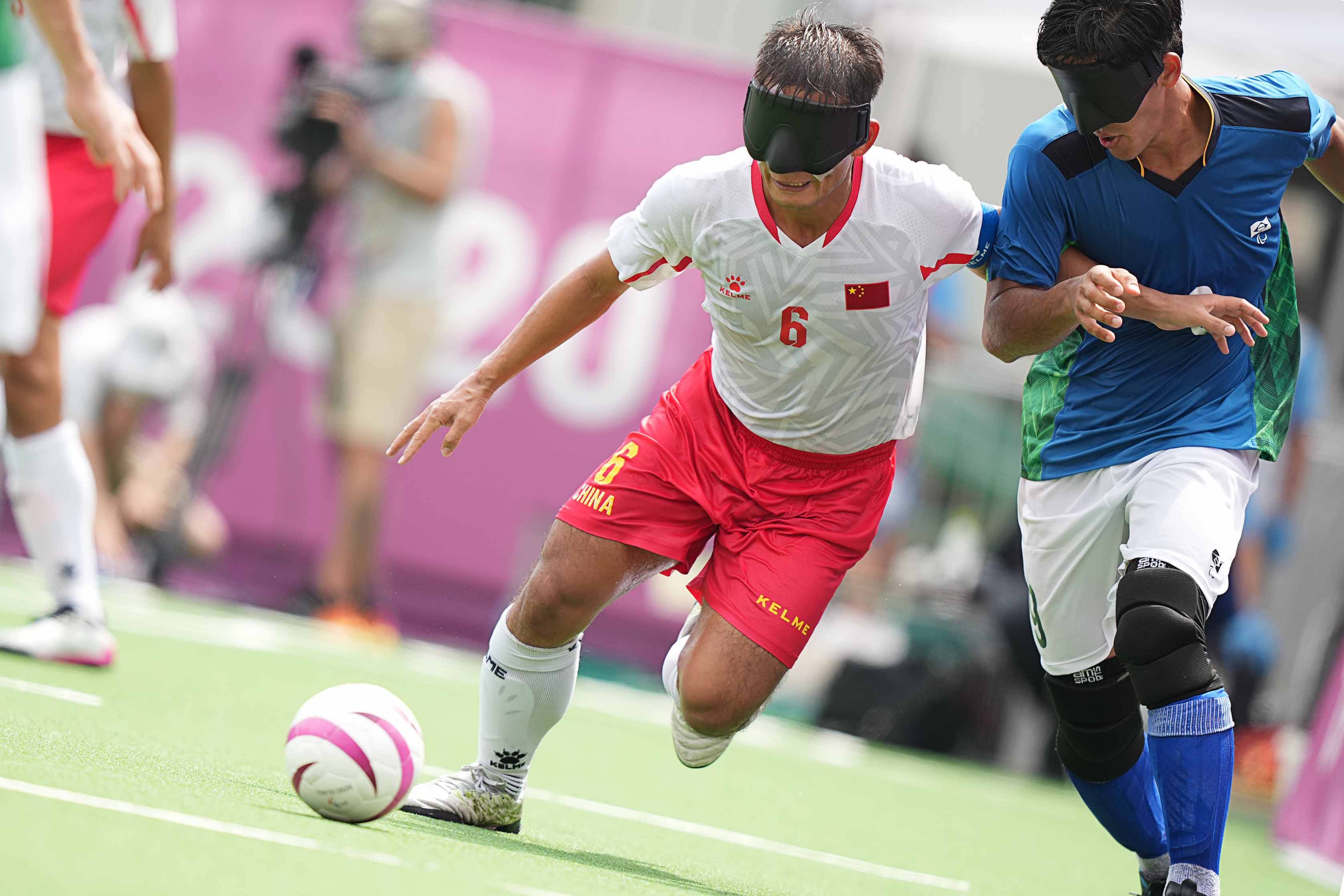 爱游戏官方入口-足球比赛中球员们展现出色技术风采