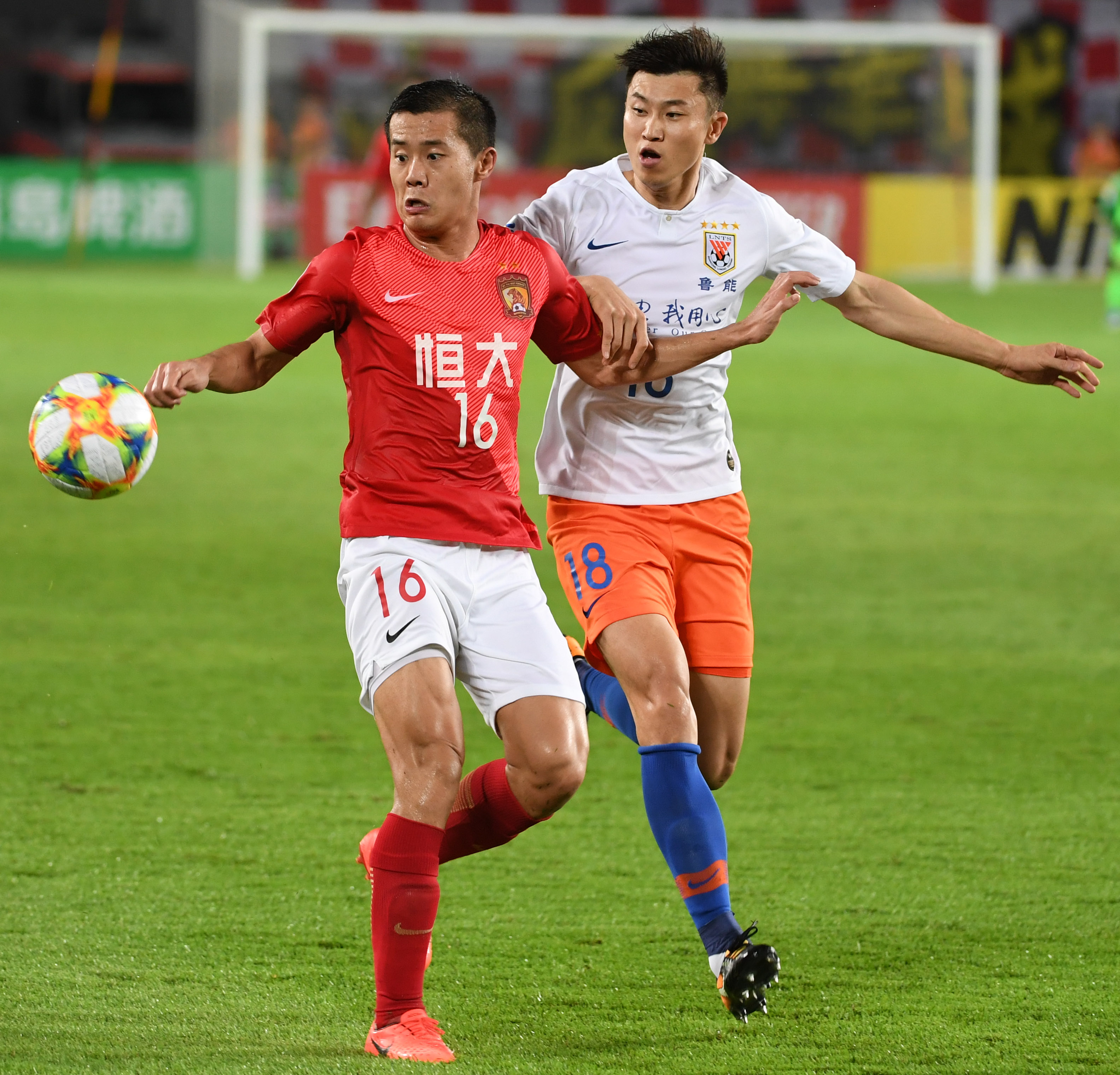 爱游戏官方入口-足球比赛中球员们展现出色技术风采